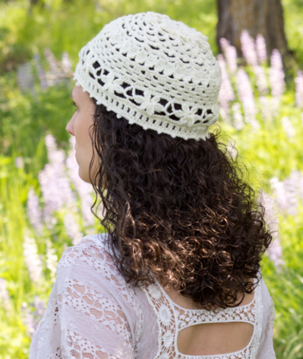 Topi beanie dengan aksen renda yang romantis